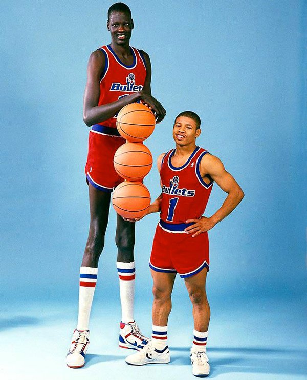 La différence de taille entre Manute Bol et Muggsy Bogues pour illustrer la différence de longueur des cuisses